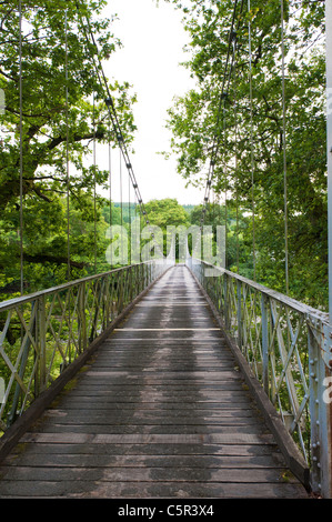 Pays de Galles construit des puits, pont suspendu étroit river crossing Banque D'Images