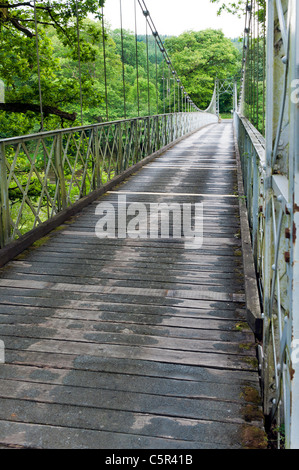 Pays de Galles construit des puits, pont suspendu étroit river crossing Banque D'Images