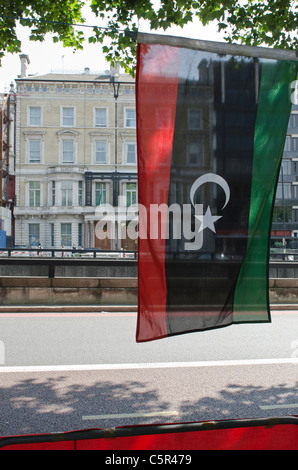 Drapeau des rebelles libyens en premier plan et l'ambassade de Libye à Londres Banque D'Images