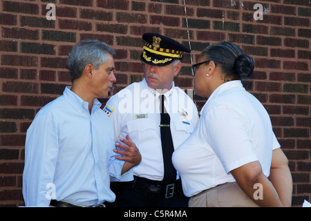 Le maire de Chicago Rahm Emanuel confère avec le surintendant de police Garry McCarthy et conseiller municipal du quartier 29 Deborah Graham. Banque D'Images