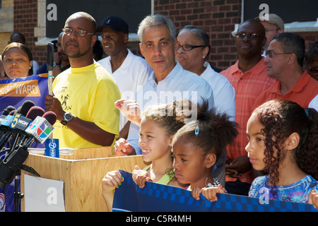 Le maire de Chicago Rahm Emanuel la parole à un rassemblement contre la violence dans le quartier de la ville de Austin. Banque D'Images