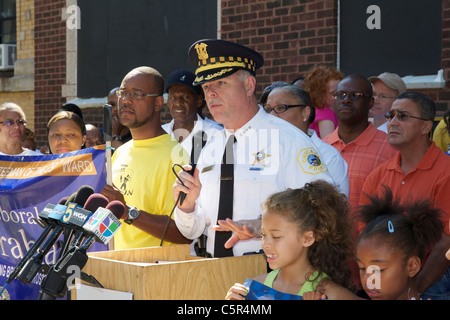 Surintendant de la police de Chicago Garry McCarthy parle à un rassemblement contre la violence dans le quartier de la ville de Austin. Banque D'Images