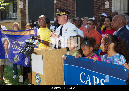 Surintendant de la police de Chicago Garry McCarthy parle à un rassemblement contre la violence dans le quartier de la ville de Austin. Banque D'Images