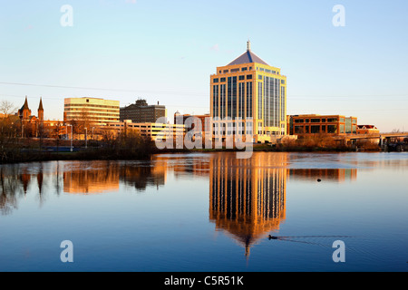 Wausau, Wisconsin vu pendant le coucher du soleil sur la rivière. Banque D'Images