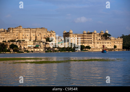 City Palace vu du lac Pichola, Udaipur, Rajasthan. Banque D'Images