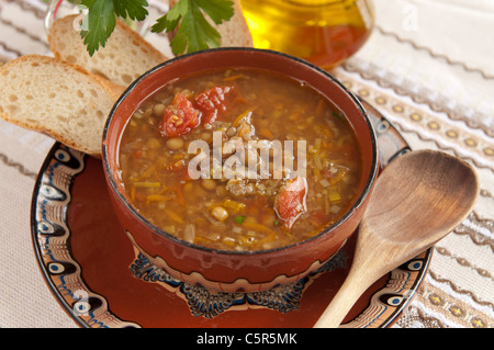 Soupe aux lentilles bulgare avec les tomates, l'oignon, l'ail, végétarien Banque D'Images