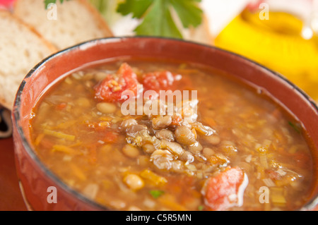 Soupe aux lentilles bulgare avec les tomates, l'oignon, l'ail, végétarien Banque D'Images