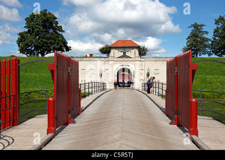 La porte historique et l'entrée sur le pont du fossé de fortification de la Citadelle - Kastellet à Copenhague, Danemark. Banque D'Images