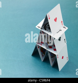 Pyramide faite de cartes à jouer Banque D'Images