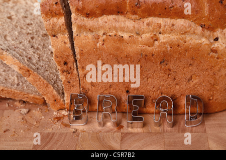 Photo d'une miche de pain brun avec le mot en lettres en pâtisserie. Banque D'Images