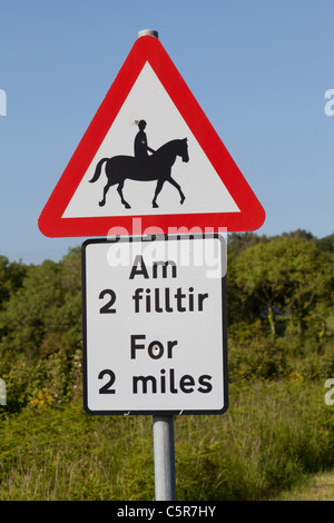 Welsh English avertissement signe multilingue de cavaliers sur la route. Banque D'Images