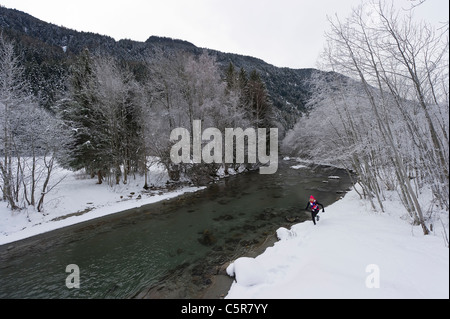 Un runner jogger sur la Snowy River. Banque D'Images