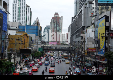 La circulation à proximité du quartier commerçant de Pratunam à Bangkok Banque D'Images