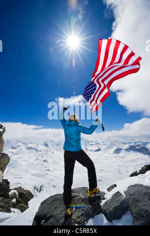 Les poinçons L'alpiniste américain et cette fête sur le toit du monde. Banque D'Images