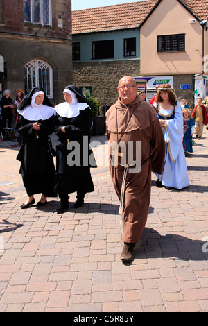 Procession de gens habillés en costumes médiévaux au cours de Shaftsbury's Gold Hill juste Dorset Banque D'Images