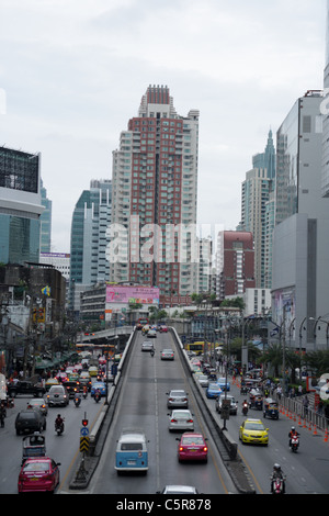 La circulation à proximité du quartier commerçant de Pratunam à Bangkok Banque D'Images