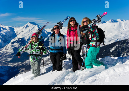 Quatre femmes sur une maison de vacances de sports d'hiver. Banque D'Images