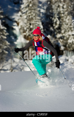 Une femme dans la neige profonde neige poudres en chaussures. Banque D'Images