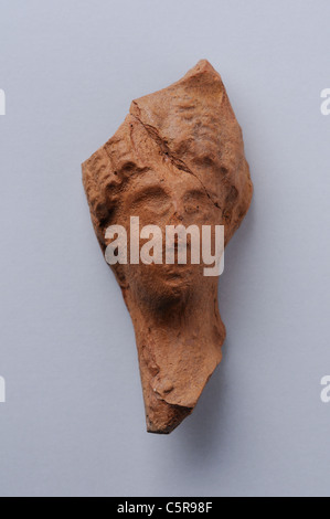 Femme de tête figurine en terre cuite romaine boucles coiffure. Hauteur 6, 7 cm de largeur 3, 1 cm. Dans la période romaine Complutum . Espagne Banque D'Images