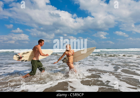 Deux surfeurs s'amuser dans les vagues. Banque D'Images