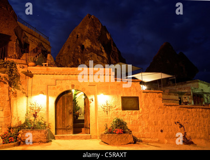 Grotte calcaire converti en un hôtel de caractère, Turquie. Nuit scenc sous l'éclairage de rue, zone de culture paysage horizontal Banque D'Images