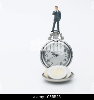 Une figurine sur une montre de poche Banque D'Images