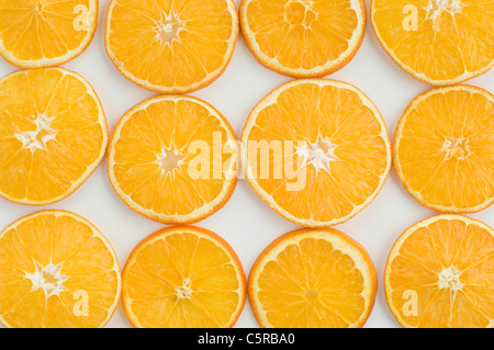 Close up de tranches d'orange contre fond blanc, full frame Banque D'Images