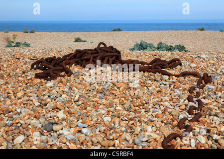 Chaîne rouillée sur la plage de Dungeness Kent England UK Banque D'Images