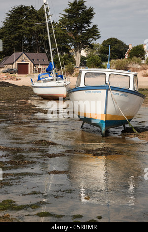 Abersoch péninsule Llyen, Nord du Pays de Galles, Royaume-Uni. Bateaux de pêche échoués ancrés dans le port sur l'estuaire de la rivière Afon Soch à marée basse Banque D'Images