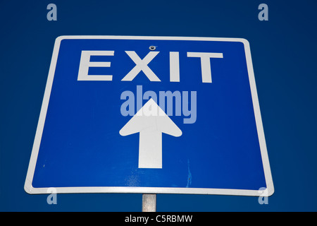 Blue exit sign against blue sky Banque D'Images