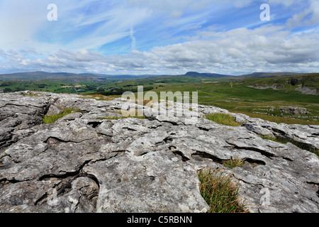 Les trois sommets des Yorkshire Dales et lapiez. Grotte Victoria peut être vu sur la droite, tous partie d'une célèbre course Banque D'Images