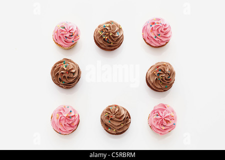 Fraise et Chocolat buttercream cupcakes against white background Banque D'Images