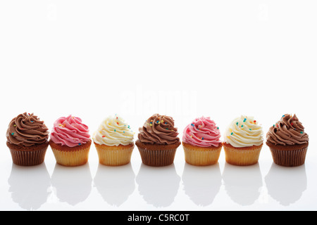 Close up de fraise, vanille et chocolat buttercream cupcakes against white background Banque D'Images