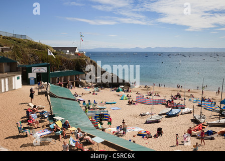 Abersoch péninsule Llyen, Nord du Pays de Galles, Royaume-Uni. Les vacanciers de soleil sur plage populaire donnant sur la baie de Cardigan en été Banque D'Images