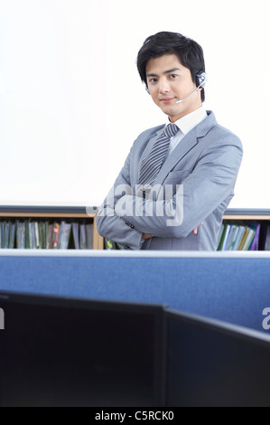 Un homme portant un casque dans son bureau Banque D'Images