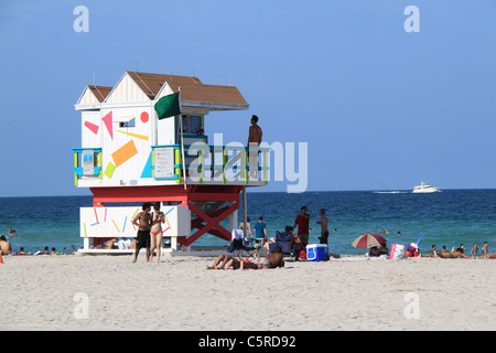 Miami South Beach lifeguard peintes de couleurs vives avec post, Floride, États-Unis d'Amérique, États Unis, Amérique du Nord Banque D'Images