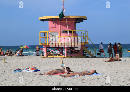 Miami South Beach lifeguard peintes de couleurs vives avec post, Floride, États-Unis d'Amérique, États Unis, Amérique du Nord Banque D'Images