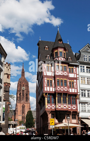 L'Europe, l'Allemagne, Hesse, Frankfurt am Main, Roemerberg, Vue des bâtiments et l'église dans la vieille ville Banque D'Images