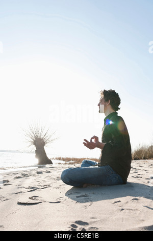 Allemagne, Hambourg, Mid adult man doing yoga près de l'Elbe Banque D'Images