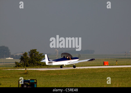La préparation de l'avion de décoller dans l'approche de Stormy Weather Banque D'Images
