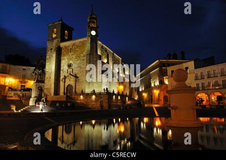 L'Europe, l'Espagne, l'Estrémadure, Trujillo, vue de nuit sur la Plaza Mayor city square et église de San Martin avec fontaine en premier plan Banque D'Images