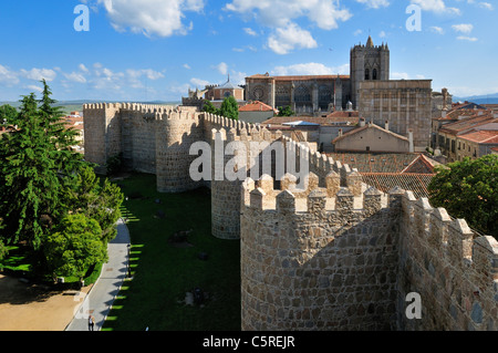 L'Europe, Espagne, Castille et Léon, Avila, vue sur la ville médiévale avec ville en arrière-plan Banque D'Images