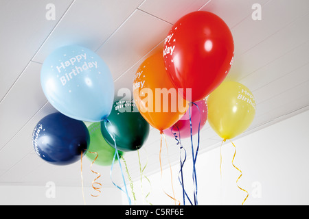 Ballons colorés au plafond Banque D'Images