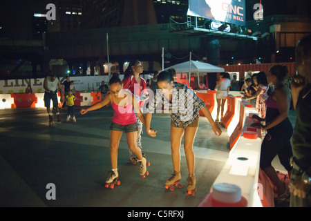 Patins à roulettes de divers niveaux de compétence, la manipulation de la nouvelle patinoire au-dessous de la Le parc High Line à New York Banque D'Images