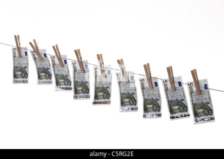 5 billets en euro hanging on clothesline Banque D'Images