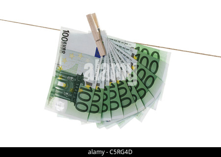 100 billets en euro hanging on clothesline Banque D'Images