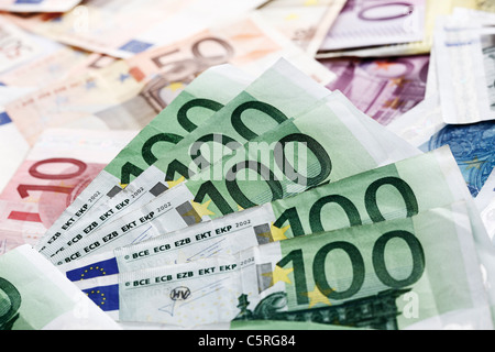 Divers billets en Euro, 100 Euro notes en premier plan Banque D'Images