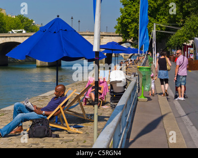 Paris, France, événement annuel sur la plage en ville, les gens de Paris plages se détendent sur Seine Quay, chaises longues, paris plage seine, Sunny Day Banque D'Images