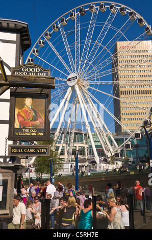 Old Inn Wellington et roue de Manchester, Angleterre Banque D'Images