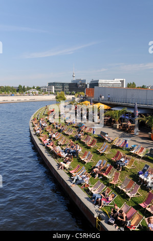 Bar de plage sur la rivière Spree, lifestyle, Regierungsviertel quartier du gouvernement, Berlin, Germany, Europe Banque D'Images